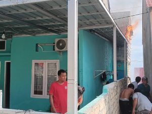Rumah di BTN Villa Mas Biak Kebakaran, Bapak Tua Nyaris Terjebak