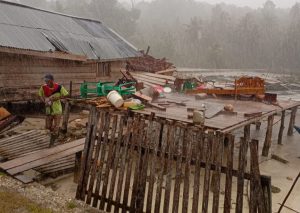 Dua Rumah Warga Desa Gomuo Pagimana Hancur Dihantam Puting Beliung