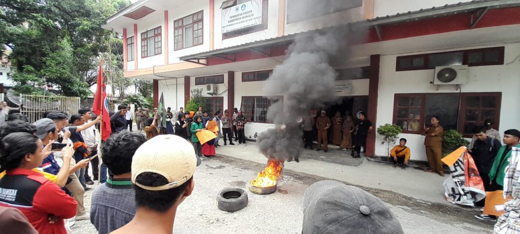 Mahasiswa Kepung Kantor Dinas Pendidikan Banggai, Tuding Kepala Dinas Tak Becus