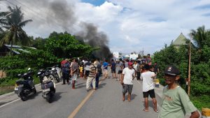 Warga Blokir Jalan di Desa Biak, Tuntut Para Pelaku Penggeroyokan Ditangkap