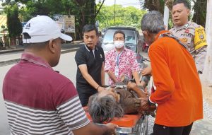 Sebatang Kara, Kakek Renta Terbaring Sakit di Pinggir Warung Warga di Luwuk