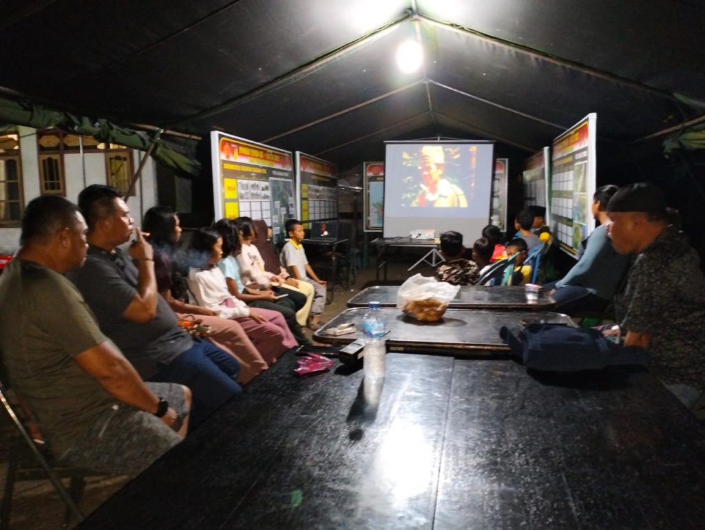 Serunya Nobar di Posko TMMD 116, Kebersamaan Rakyat dan TNI makin Terwujud