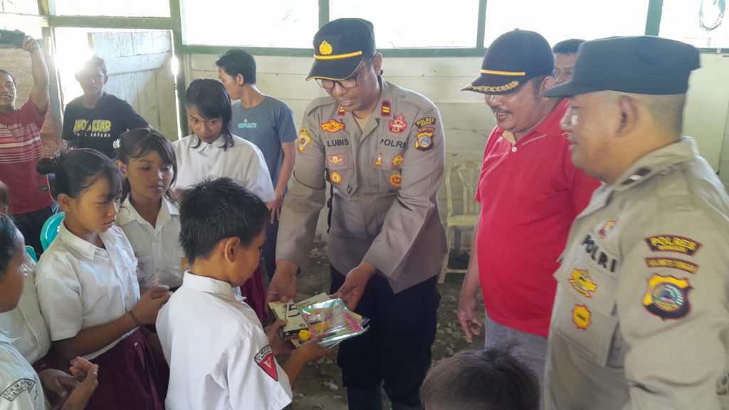 Puluhan Kilometer Berjalan Kaki, Kapolsek Nuhon Temui Dua Suku Terpencil di Tobelombang