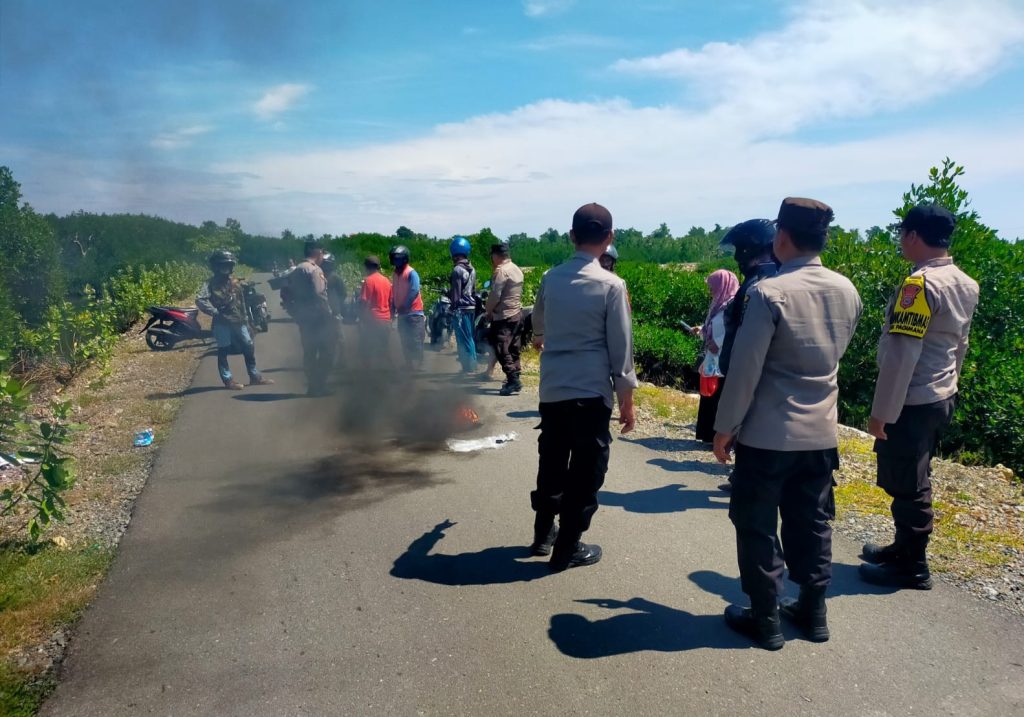 Warga Jayabakti  Palang Jalan, Protes Pembangunan Rumah di Lahan Mangrove