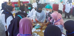 Satgas TMMD 116 Ajarkan Warga Desa Moilong Pengolahan Ikan jadi Sumber Pendapatan