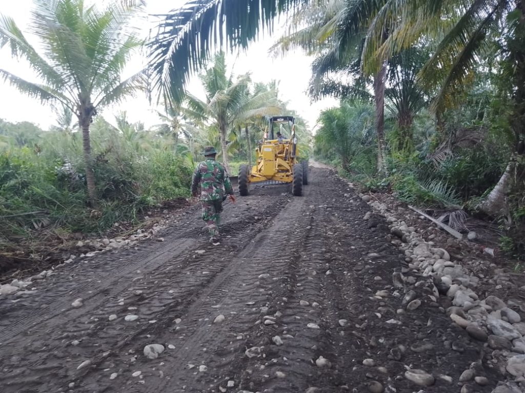 Dua Kilometer Jalan Berlubang di Moilong Ditimbun Satgas TMMD 116