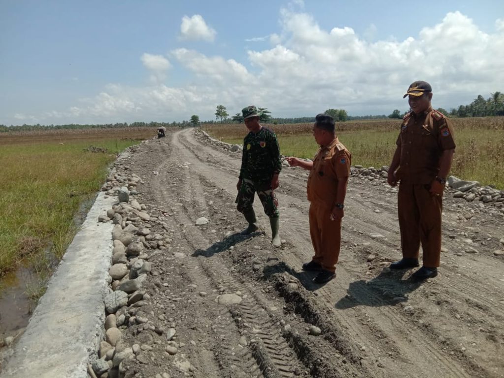 Tinjau Kegiatan TMMD 116, Camat Moilong Decak Kagum Kualitas Pekerjaan Satgas