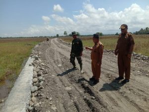 Tinjau Kegiatan TMMD 116, Camat Moilong Decak Kagum Kualitas Pekerjaan Satgas