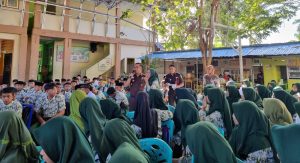 Jaksa Masuk Sekolah, Kejari Banggai Beri Pembinaan Hukum di MTs 1 Banggai