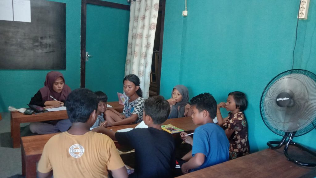Yayasan Tompotika Biodiversity Lestari Ajarkan Bahasa Inggris di Desa Wisata