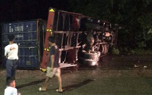 Truk Kontainer Terbalik di Batui, Tutup Ruas Jalan