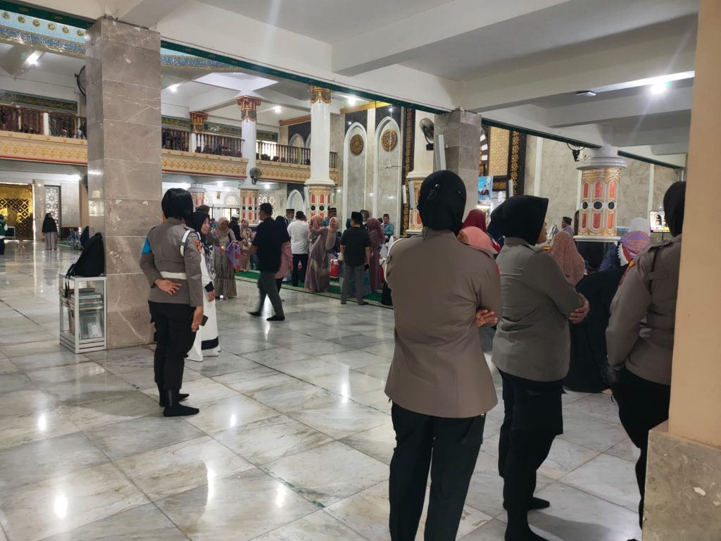 Puluhan Personel Polres Banggai Diterjunkan Kawal Keberangkatan Calon Jemaah Haji