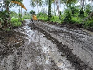 Prihatin Kondisi Jalan Rusak Parah, Satgas TMMD 116 Bantu Warga