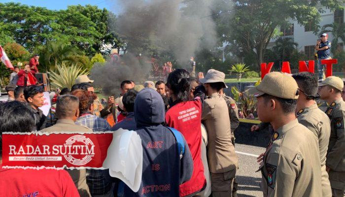 Lagi.. Mahasiswa dan Satpol PP Adu Jotos depan Kantor Bupati Banggai