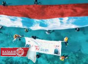 Polsek Luwuk Kibarkan Bendera Merah Putih Sepanjang 77 Meter di Bawah Laut