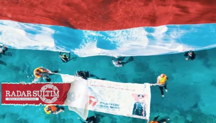 Polsek Luwuk Kibarkan Bendera Merah Putih Sepanjang 77 Meter di Bawah Laut