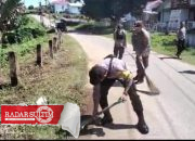 Kapolsek Bulagi Pimpin Pembersihan Material Tutupi Badan Jalan