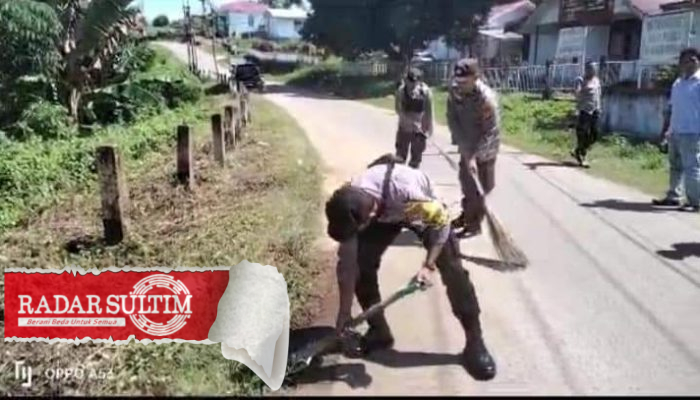Kapolsek Bulagi Pimpin Pembersihan Material Tutupi Badan Jalan