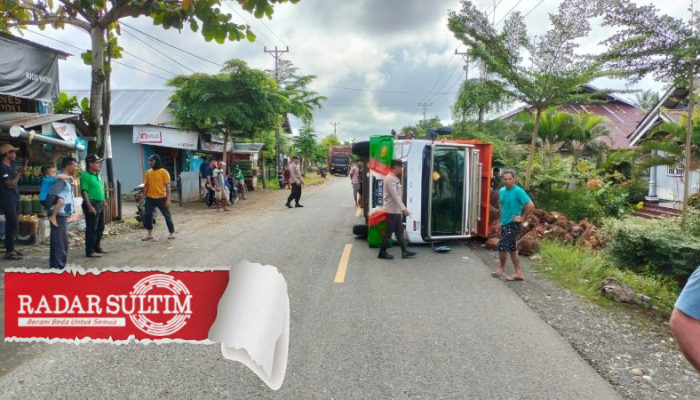 Truk Sawit Terbalik di Moilong