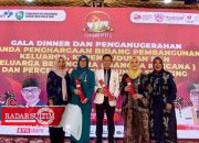 Hebat, Bupati Banggai dan Istri Terima Penghargaan Manggala Karya Kencana