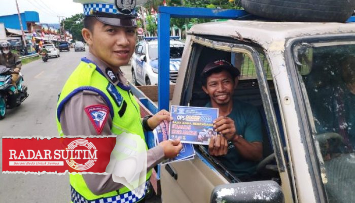 Operasi Patuh Tinombala 2023, Polisi Bagikan Brosur dan Stiker Kamseltibcar