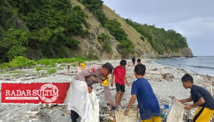 Yayasan Tompotika Biodiversity bersama Anak-anak dan Polisi, Bersihkan Sampah di Pulo Dua