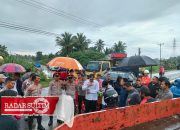 Massa Warga Blokir Jalan JOB Tomori