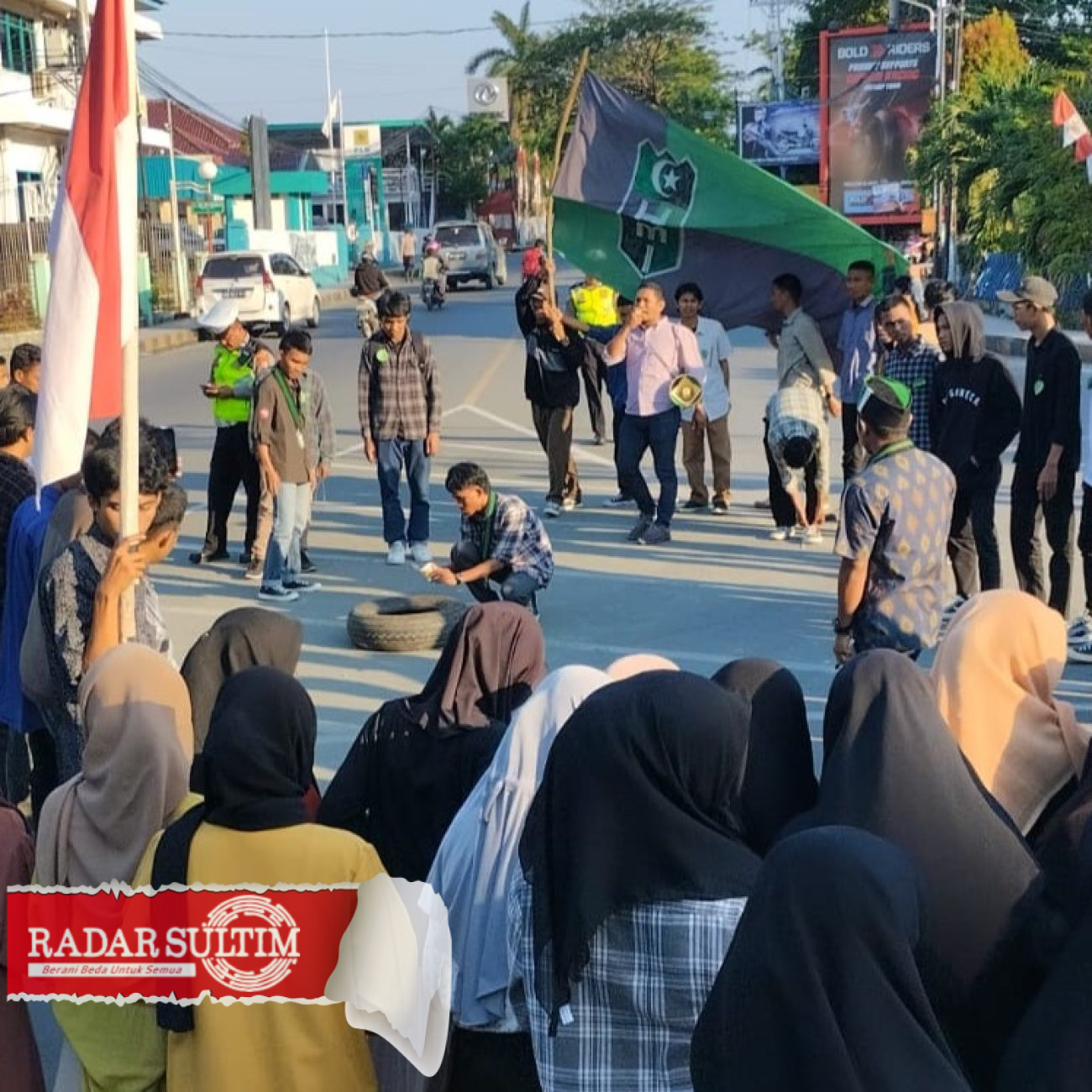 Puluhan Kader HMI Bakar Ban di Tugu Adipura, Polisi Bersiaga