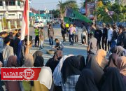 Puluhan Kader HMI Bakar Ban di Tugu Adipura, Polisi Bersiaga