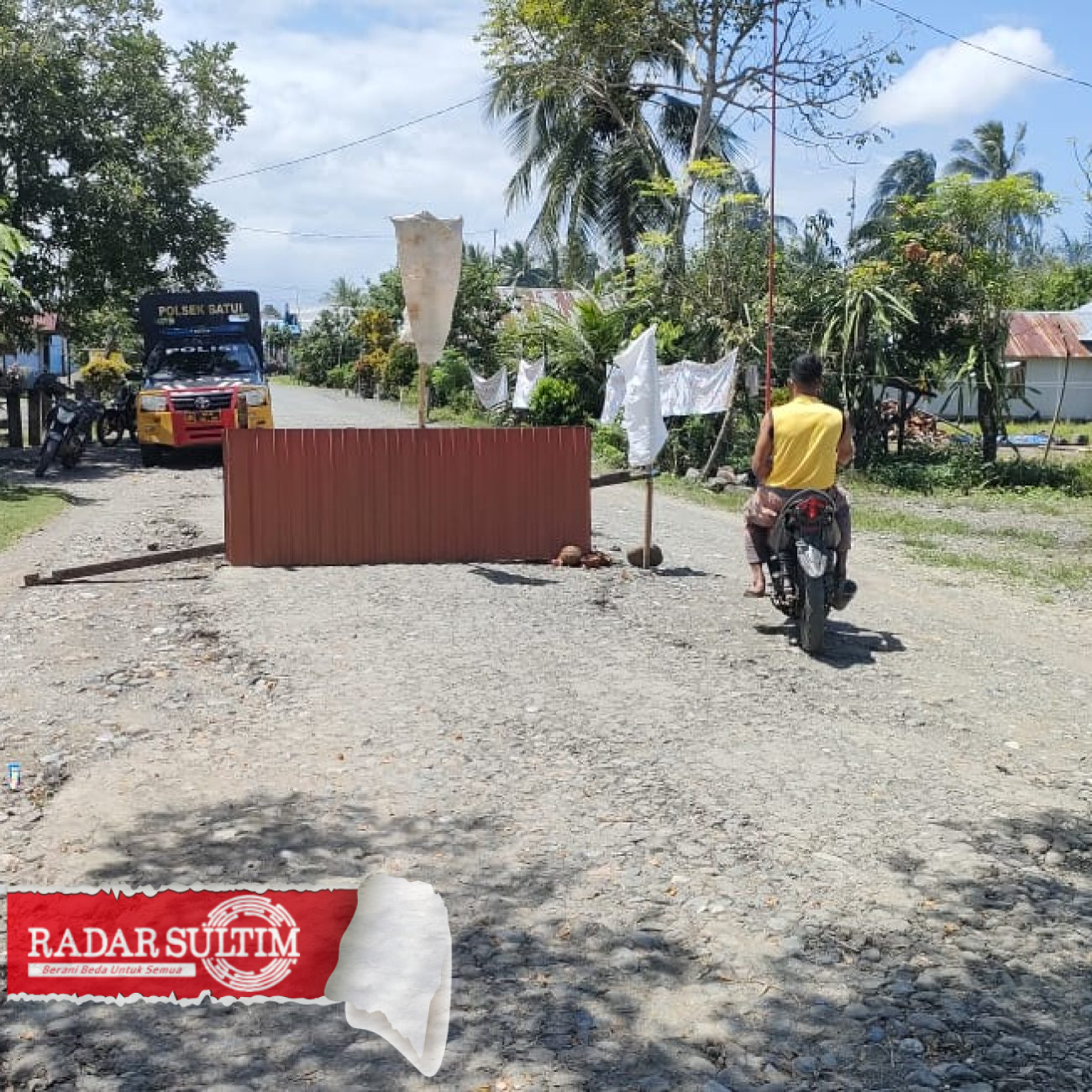 Rusak Dilewati Kendaraan Berat JOB Tomori, Warga Blokir Jalan di Sinorang