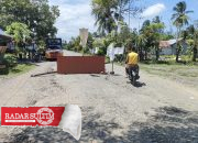 Rusak Dilewati Kendaraan Berat JOB Tomori, Warga Blokir Jalan di Sinorang