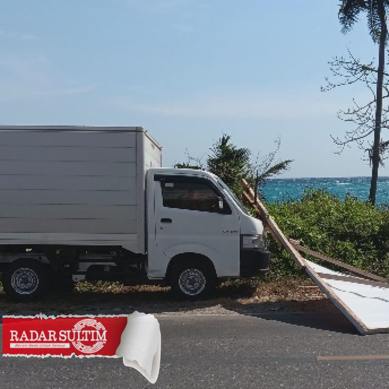 Baliho Caleg Rubuh Timpa Mobil Parkir