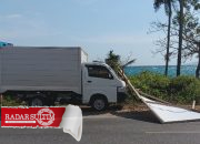 Baliho Caleg Rubuh Timpa Mobil Parkir