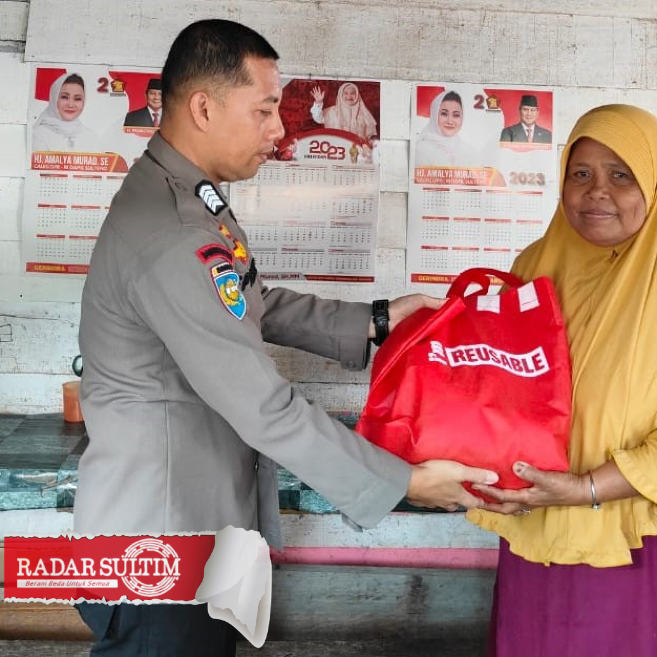 Menyentuh, Bhabinkamtibnas di Luwuk Sisihkan Uang Remunirasi untuk Janda Miskin