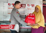 Menyentuh, Bhabinkamtibnas di Luwuk Sisihkan Uang Remunirasi untuk Janda Miskin