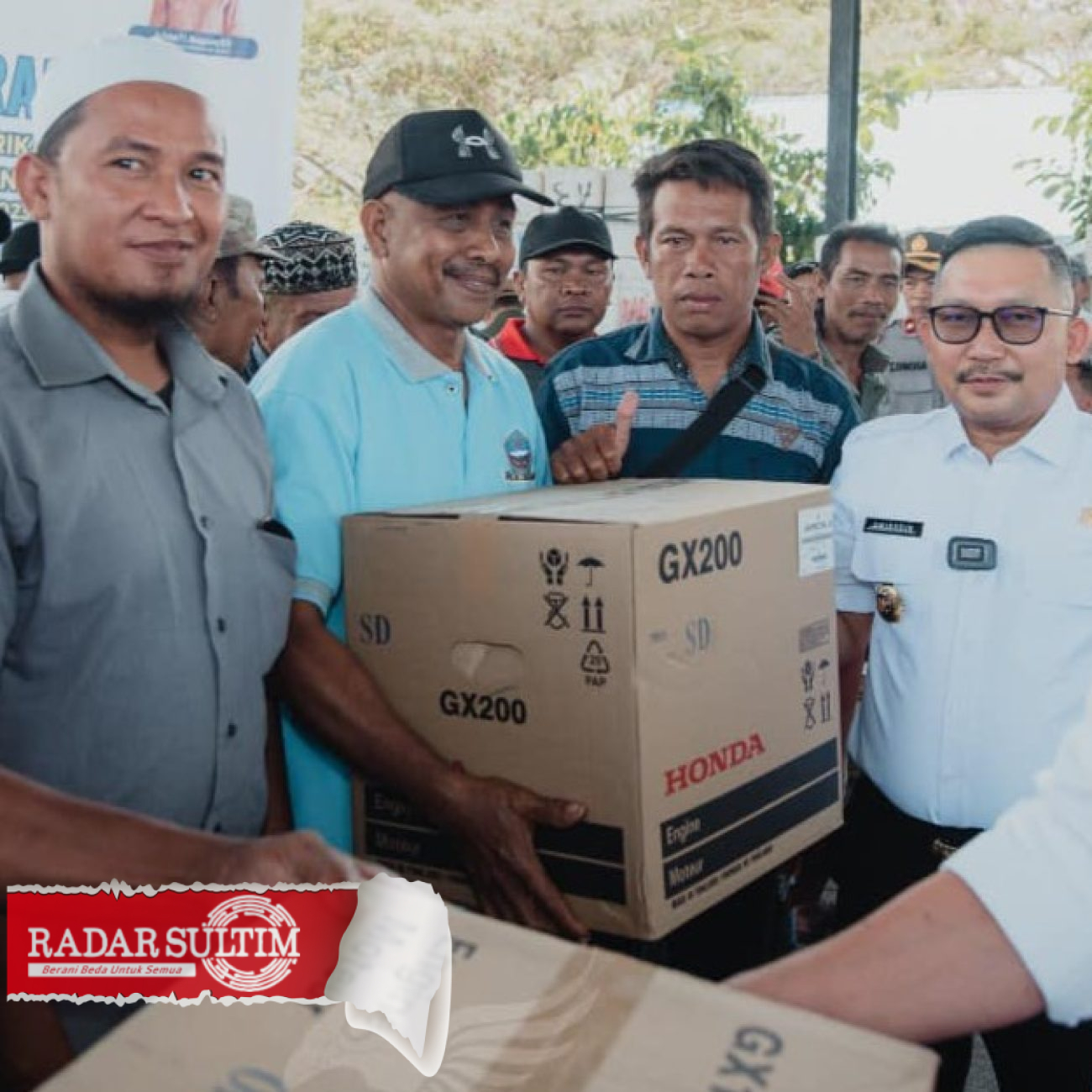 Pro Nelayan, Bupati Amirudin Serahkan Bantuan