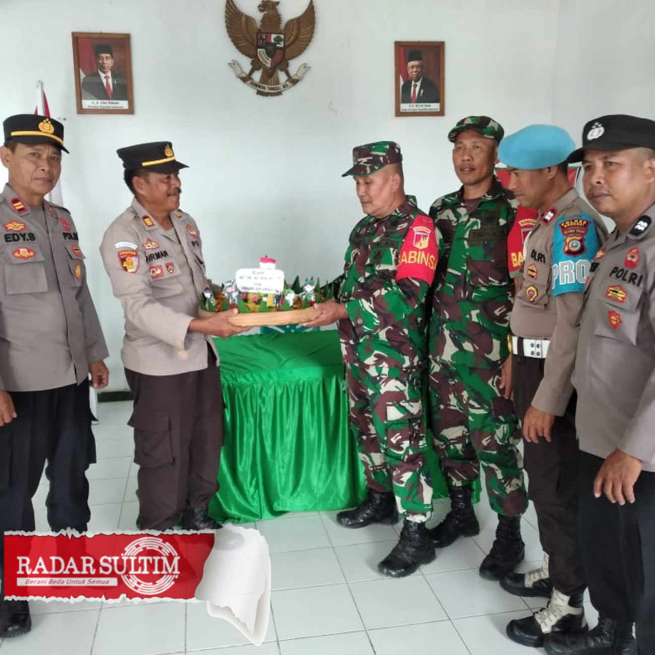 Polisi Beri Kejutan Kue Tumpeng HUT TNI ke 78 di Koramil Batui