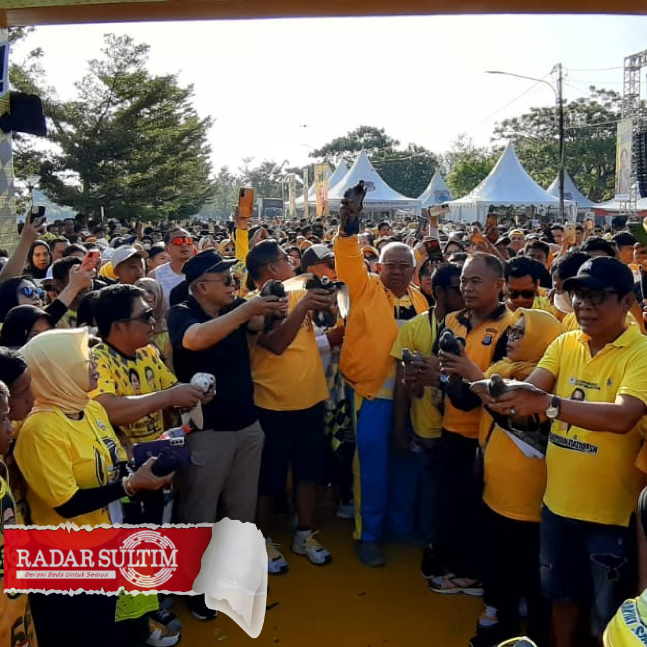 Menguning, Lautan Manusia Meriahkan HUT Golkar ke 59 di Luwuk Banggai