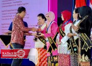 Syamsuarni Amirudin Raih Penghargaa Wiyata Darma Pratama