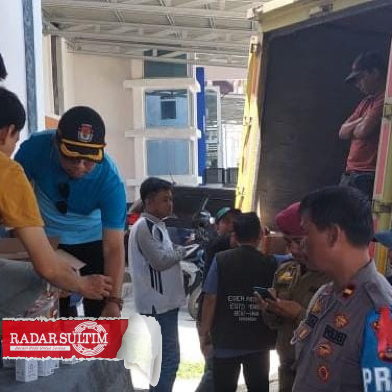 Tinta Pemilu Tiba di KPU Banggai, TNI Polri Kawal Ketat