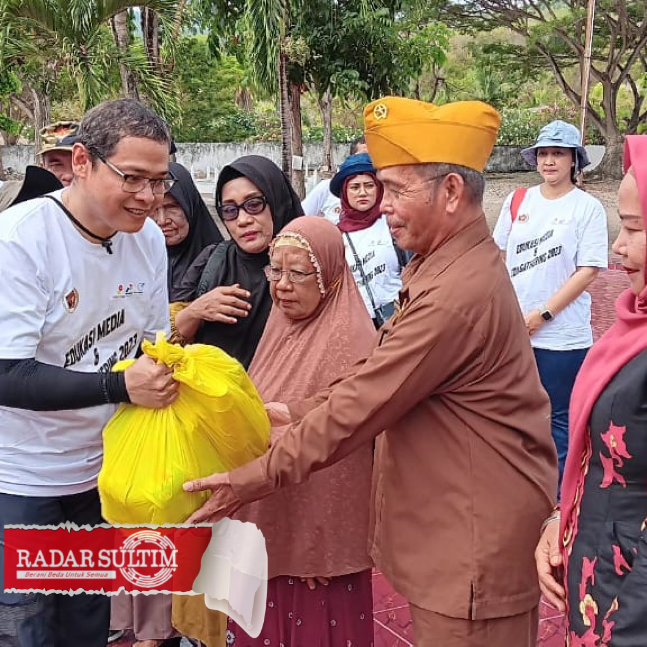 PWI Banggai dan JOB Tomori Baksos Media di TMP Tanjung Tuwis
