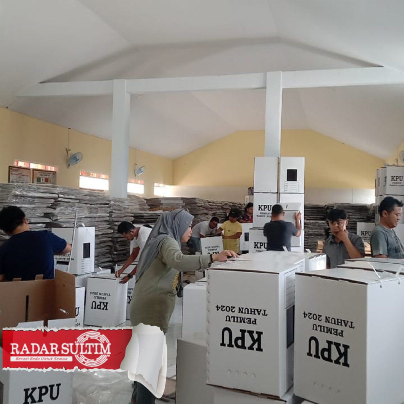 Lipat Ratusan Ribu Surat Suara, KPU Banggai Temukan Kertas Rusak