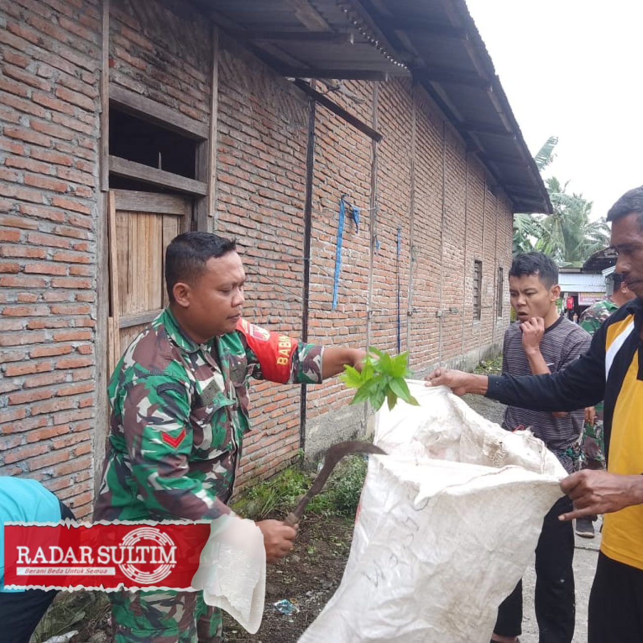 Hadapi Musim Hujan, Babinsa di Batui Bantu Warga Bersihkan Drainase