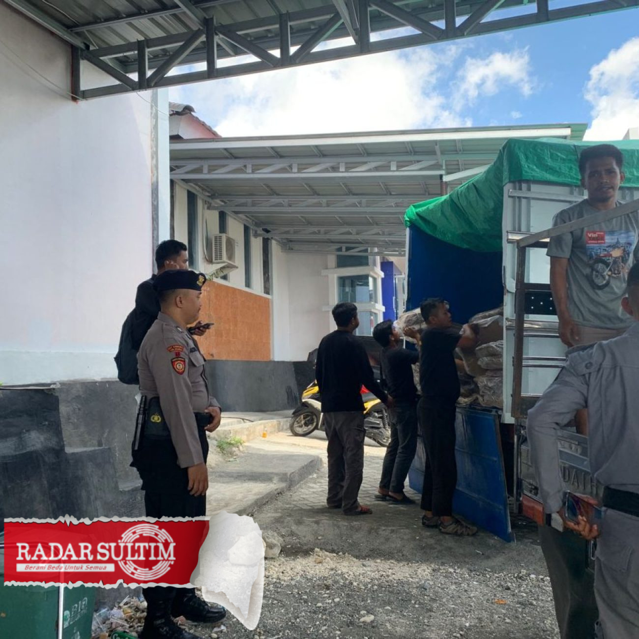 Petugas Amankan Masuknya Sampul Kubus di Gudang KPU Banggai