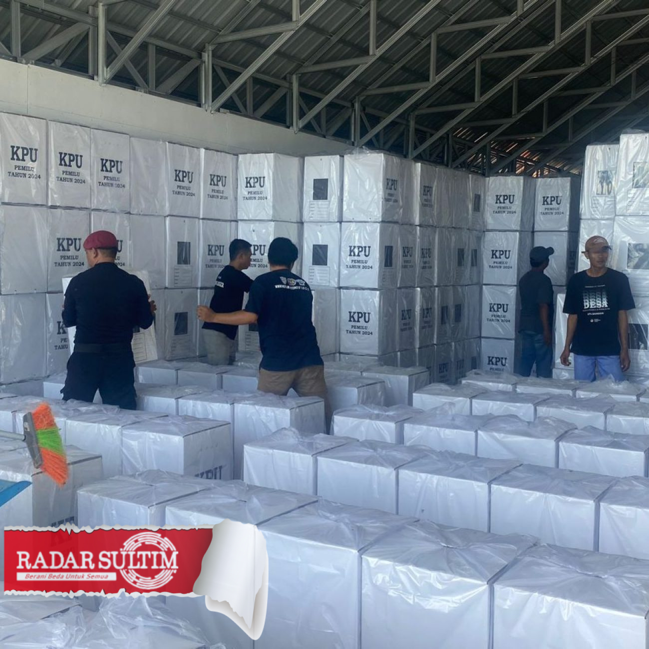 Pengepakan Surat Suara di Gudang Logistik KPU Banggai Dikawal Ketat Polisi