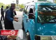 Mahasiswa HMI bagi Nasi Kotak ke Warga Kecil Jelang Ramadan