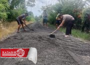 Kasubsektor Tolbar, Pemdes Mantawa dan Masyarakat Gotong Royong Timbun Jalan Berlubang