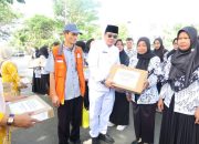Bupati Banggai Serahkan 37 Laptop Bantuan CSR JOB Tomori