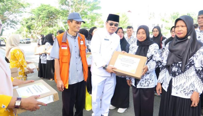 Bupati Banggai Serahkan 37 Laptop Bantuan CSR JOB Tomori