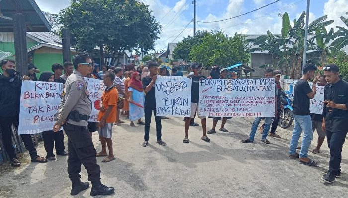Warga Taduno Gelar Aksi, Tuntut Transparansi Anggaran Dana Desa
